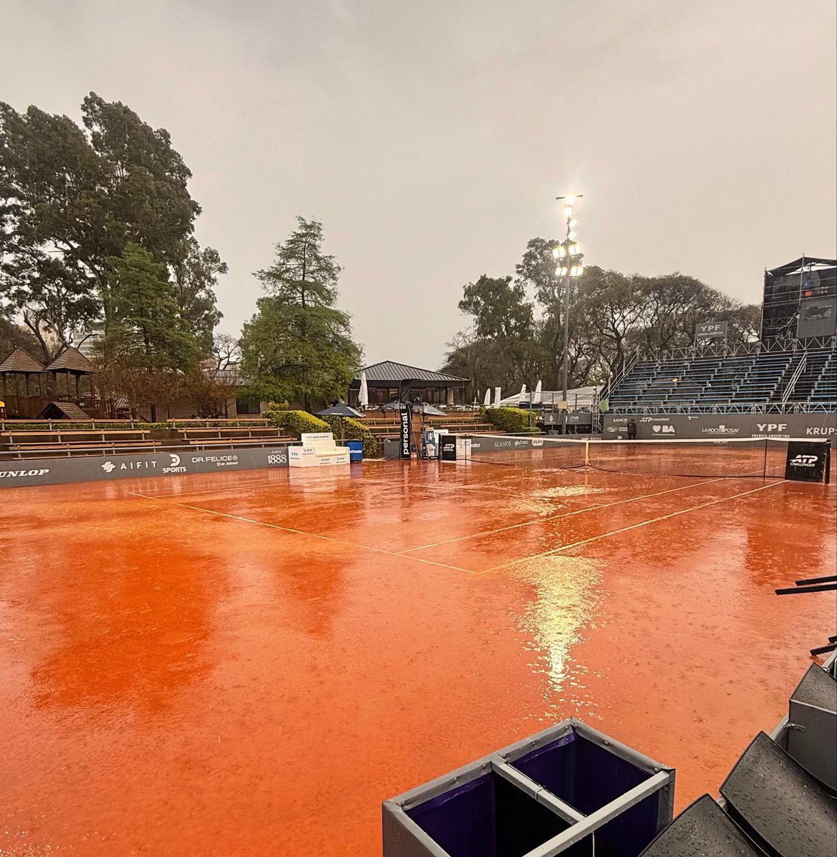 Tsobretenis's tweet photo. Oscuro el panorama en el Racket Club. La lluvia no para y la final se sigue postergando. 

¿Habrá final este domingo? https://t.co/snbKXZRA3p