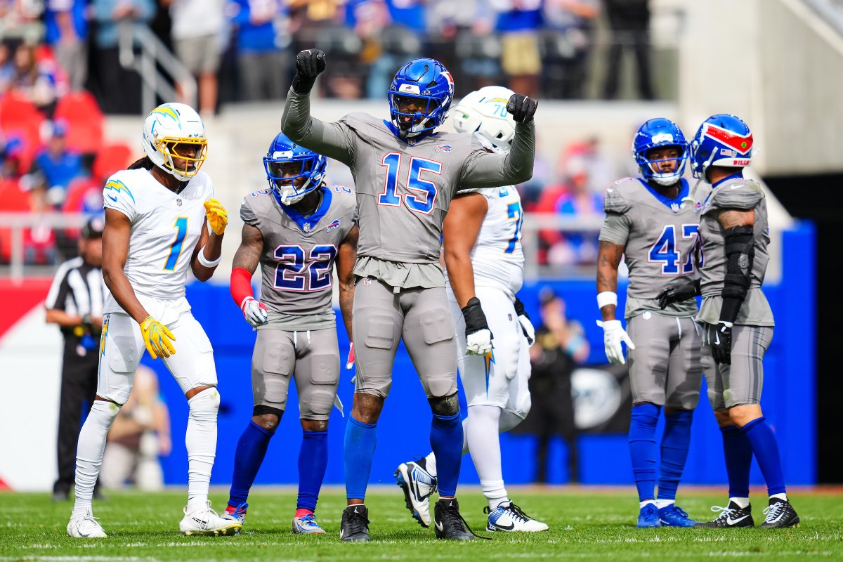 BuffaloBillsPR's tweet photo. Greg Rousseau tallies his 5th sack of the season, tying Bruce Smith (5.0 - 1992 &amp; 1996) for the most sacks by a Bill through 3 games. https://t.co/HDRUFnIcM5