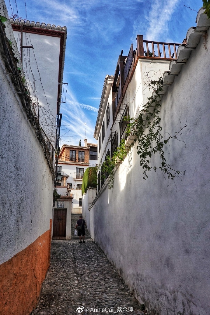 Toalhygz's tweet photo. Explorando calles empedradas de Granada, el aroma de churros con chocolate flota mientras las guitarras flamencas resuenan. Momento perfecto! https://t.co/ExotAueY8z