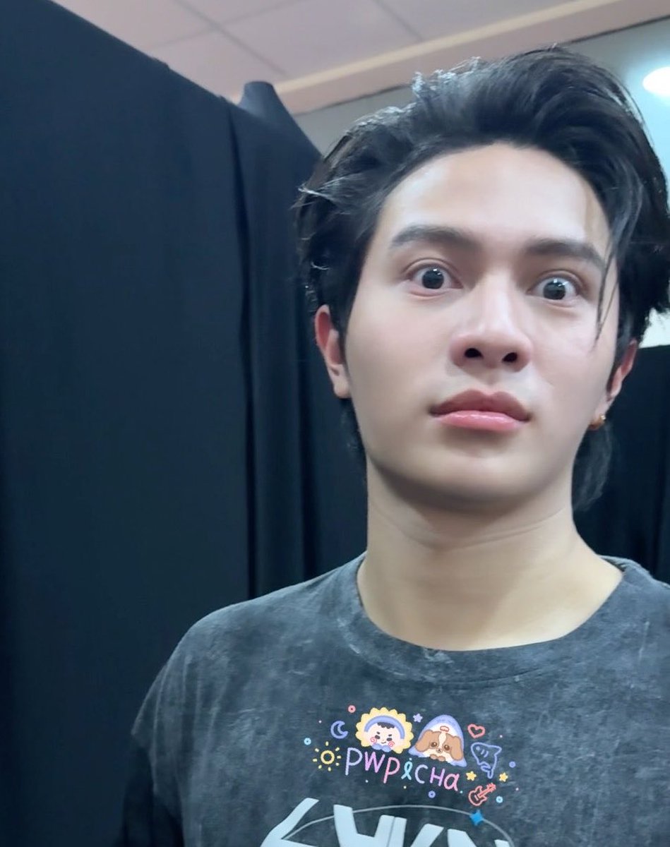 harxeuphoria's tweet photo. ꒰ #williamest #วิลเลี่ยมเอส ꒱ 

when fans asked them to do clear-eyed fish pose

               est :                                  william : 😭 https://t.co/lyuwQ7IZs5