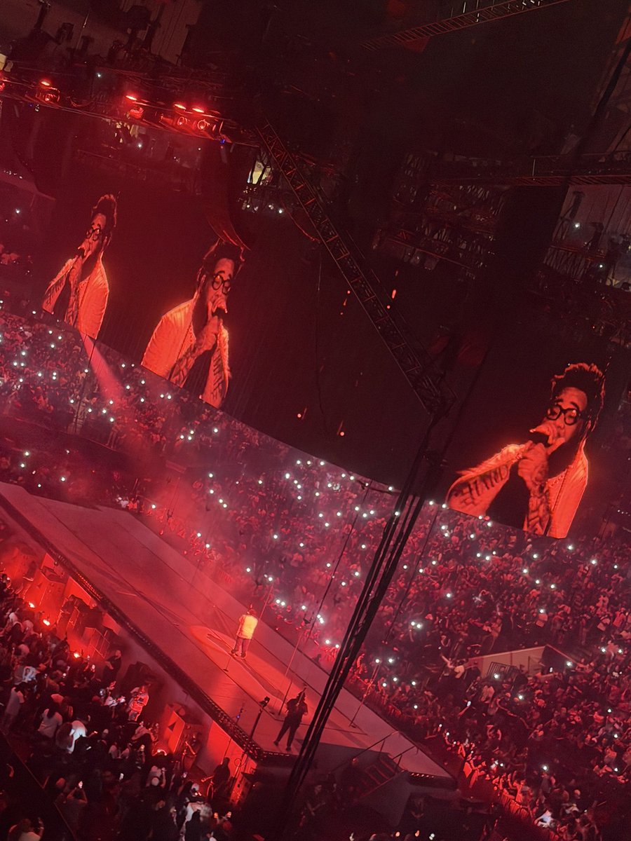 naaydolo's tweet photo. #DontLookDownTour >>>> https://t.co/ducPWOer5C