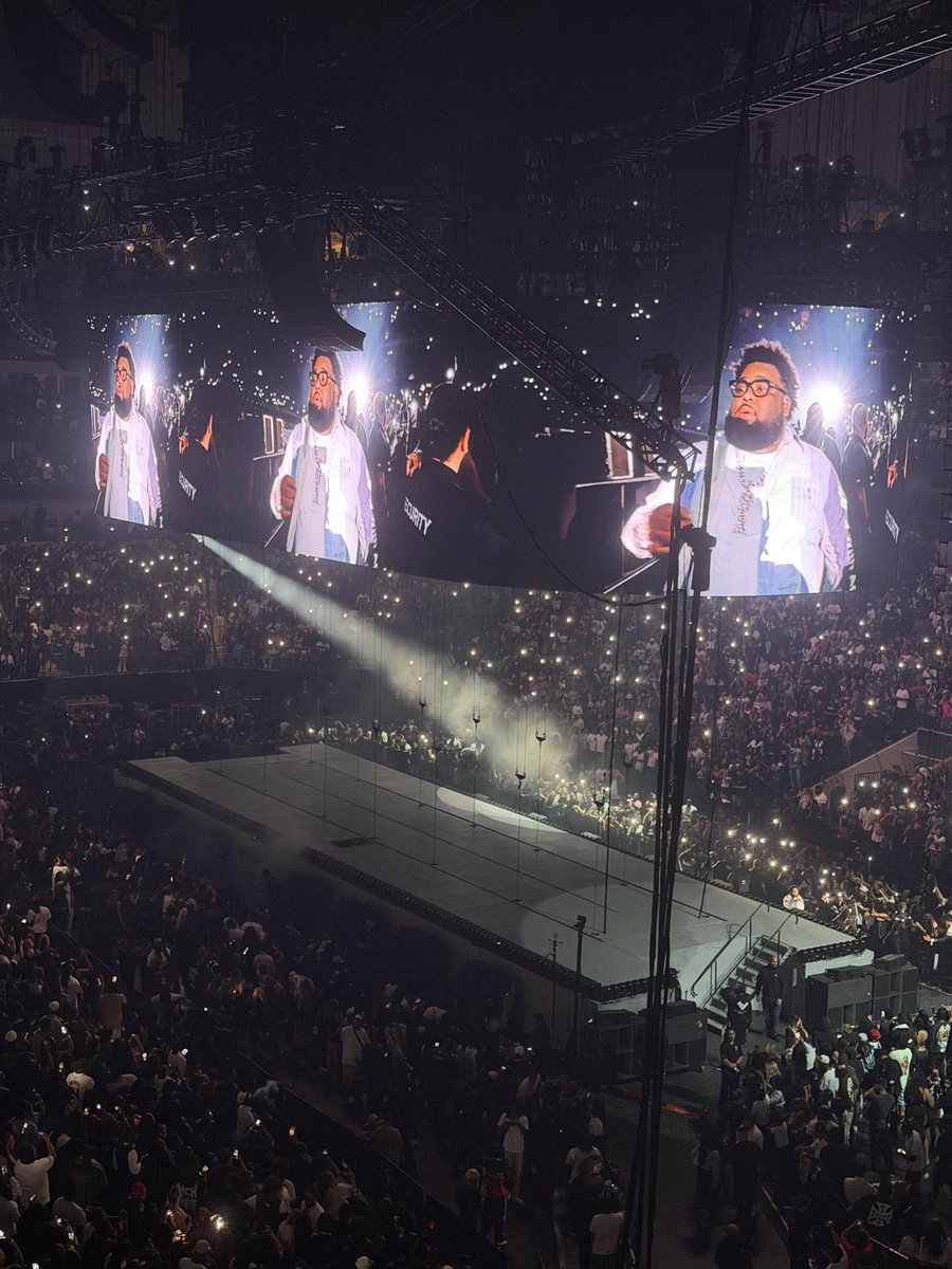 naaydolo's tweet photo. #DontLookDownTour >>>> https://t.co/ducPWOer5C