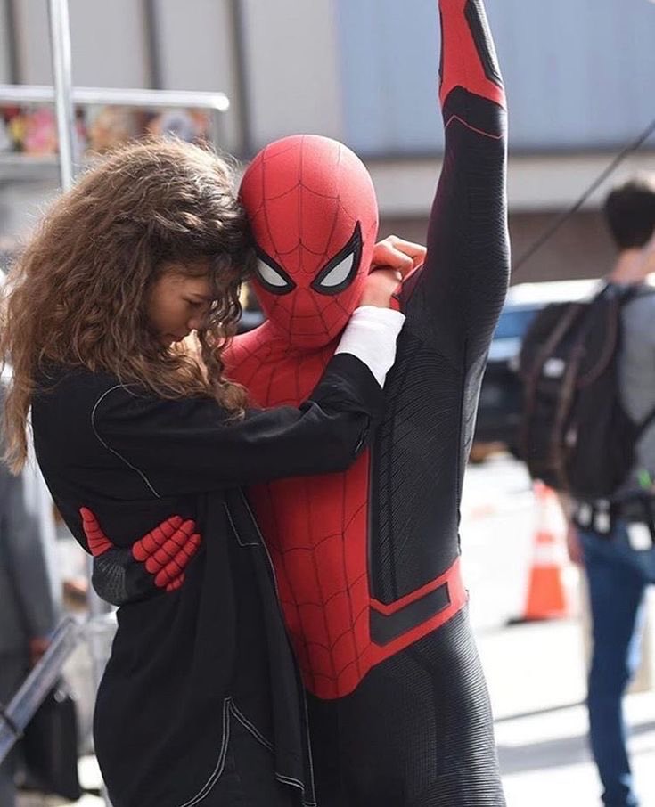pipesgfriend's tweet photo. bad ideia, right? — au #petermj 

onde peter parker, apaixonado pela melhor amiga, começa a dar em cima dela como homem-aranha depois de salvá-la, sem coragem de fazer o mesmo como peter

ou 

onde mj se apaixona pelo mesmo garoto duas vezes sem saber https://t.co/PpfxQhwcVS