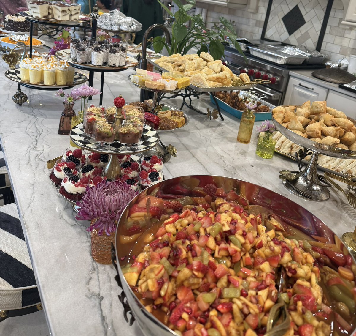 NaziaIHussain's tweet photo. Brunch anyone?
So many dishes, so little time.
#FoodComaIncoming #BrunchGoals https://t.co/zON4POJbFR