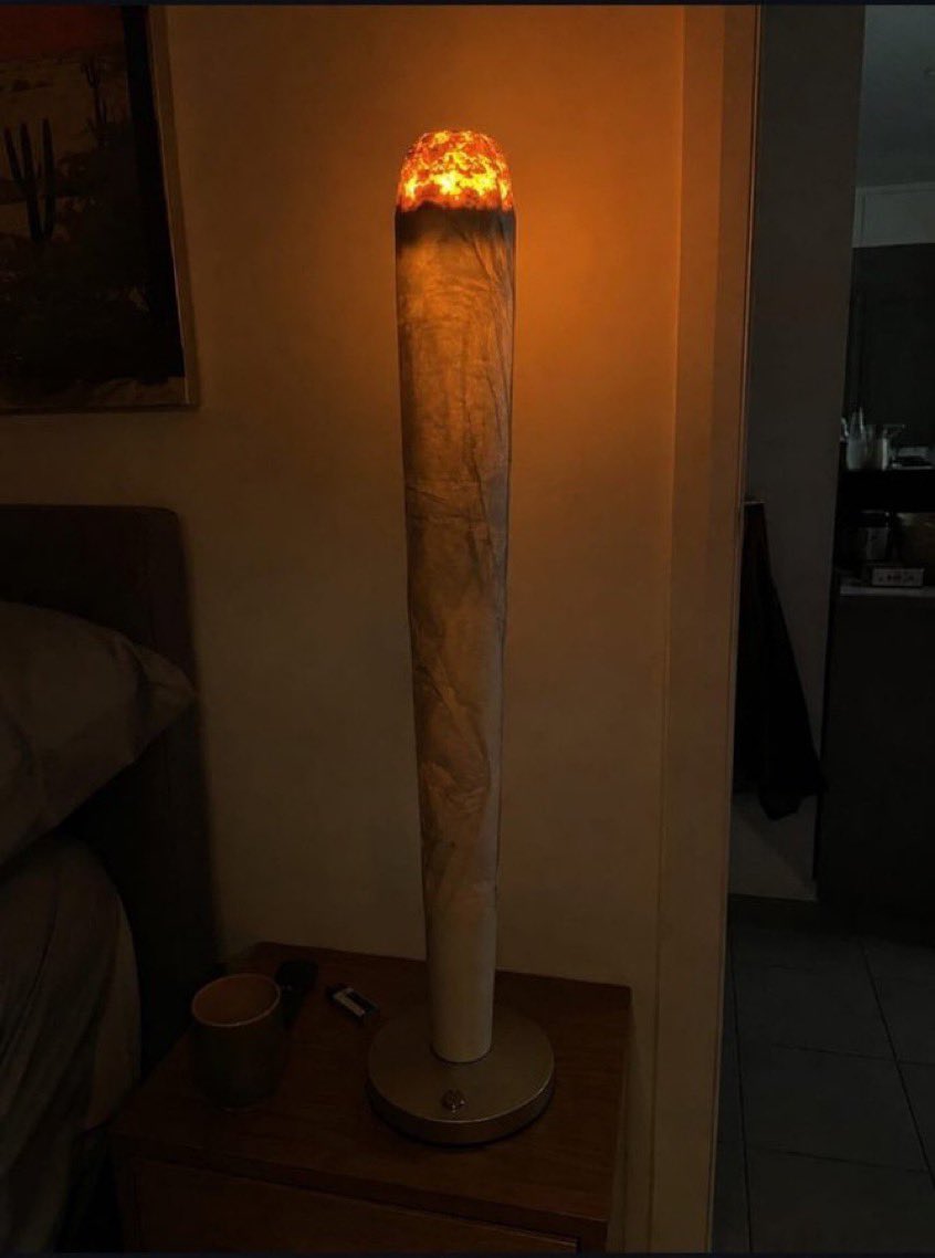 7i__g's tweet photo. Weed lamp https://t.co/SuTQcb3hi1