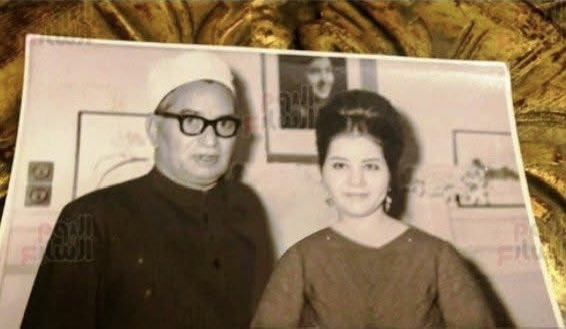 IsmailHosny1's tweet photo. صورة تفضح كذب وتدليس تجار الدين…
وتفسر كل الآيات والأحاديث…
فضيلة الشيخ الأزهري أحمد حسن الباقوري وزير أوقاف مصر في الخمسينات…
بصحبة ابنته السيدة عزة أحمد حسن الباقوري… 
لا لحية ولا حجاب .. ولا عبط ولا استعباط… https://t.co/ecybRas1MM