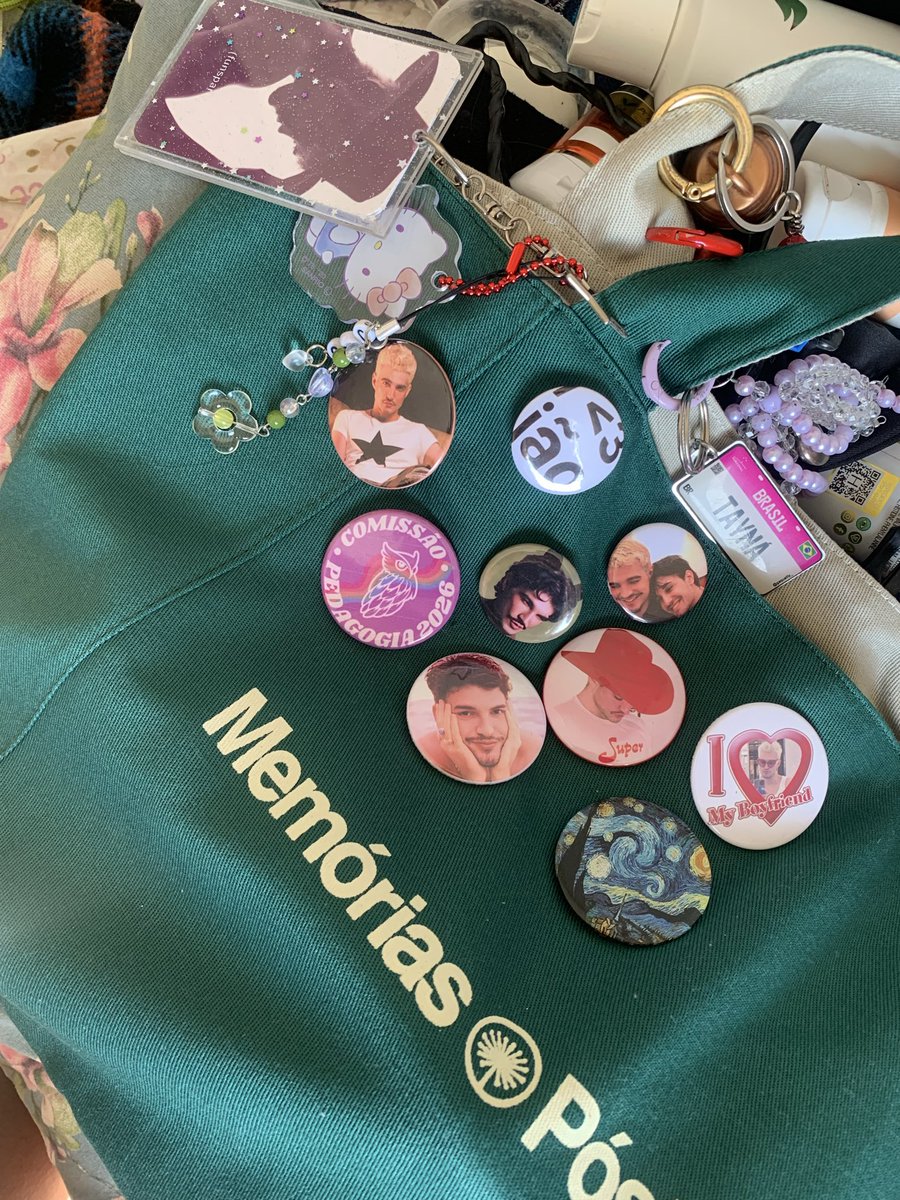 solnacortinaa's tweet photo. vou servir muito com essa tote bag na unesp de Marília (achei mais dois bottons do meu primeiro show https://t.co/yexrvx2d1F