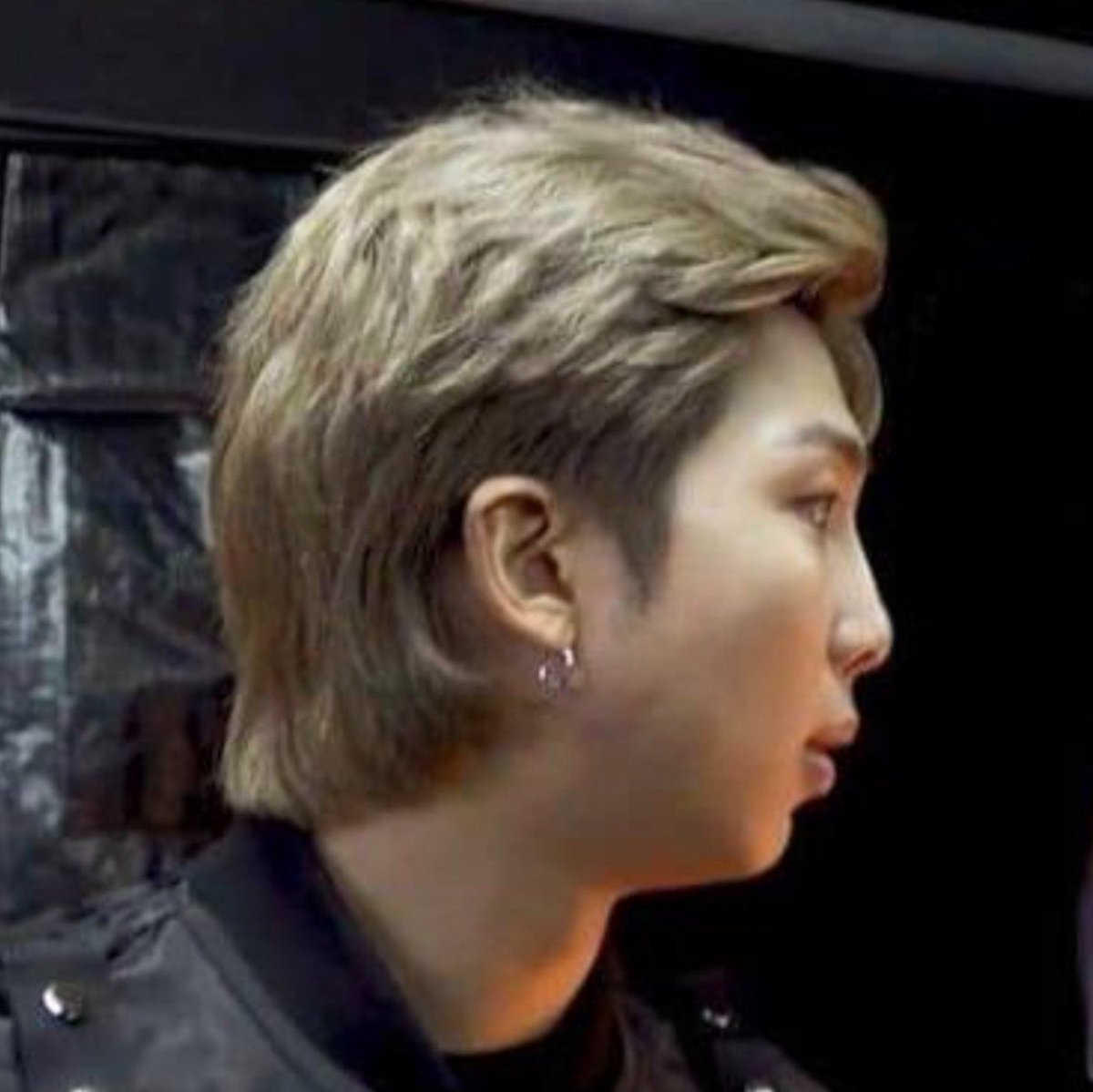 wnterzy's tweet photo. armys are hating on winter's jaw because their fav doesn't have any https://t.co/LQFLrlRG1n