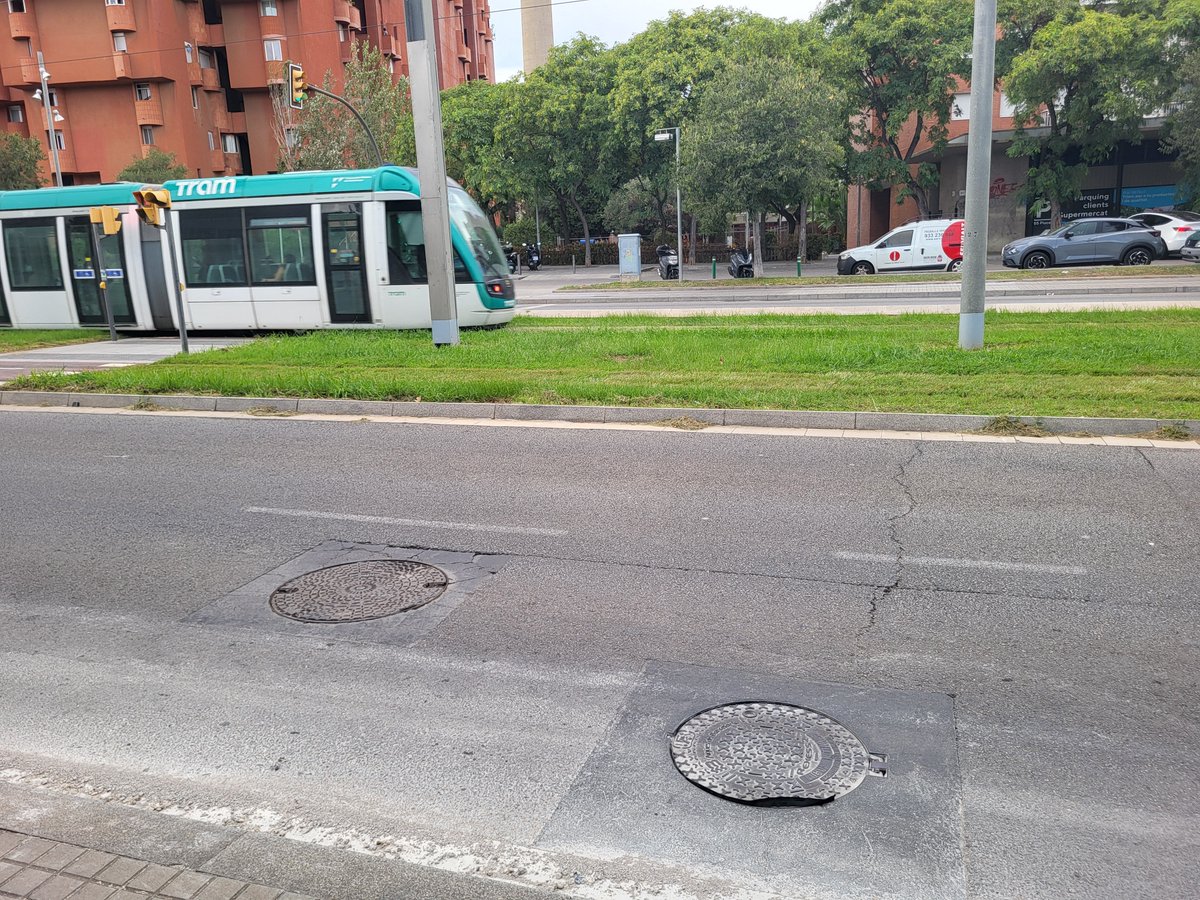 Reial104's tweet photo. @santjustcat Malauradament una claveguera no ha quedat correctament ajustada, la que està mes avançada direcció Bcn justet davant "Byd Bad Quadis Dream" com vaig indicar https://t.co/5ee0LuTdDY