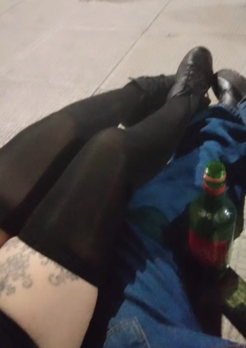 thesereneeee's tweet photo. a gostosa (eu) e o alcoólatra pobre (ele) https://t.co/pmJ2J0VmUS