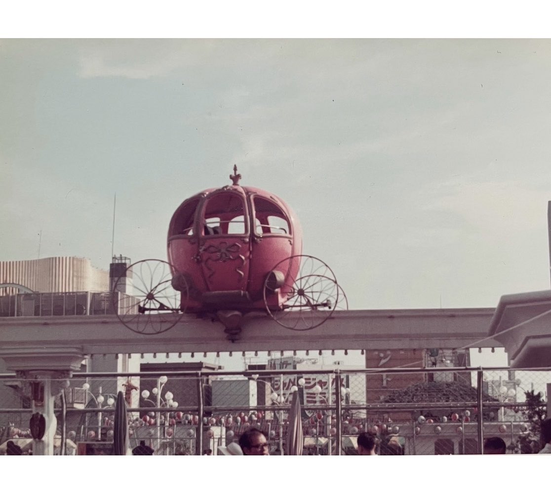 Ka_Zoo_69's tweet photo. 渋谷西武がなくなるなんて、心にぽっかり穴が空きそう。屋上にあったかぼちゃの馬車の写真が今になって宝物に(父撮影)。
街はどんどん変わっていく。
今からでも好きな場所は撮るべし撮るべし。 https://t.co/UlBJgvWYdR