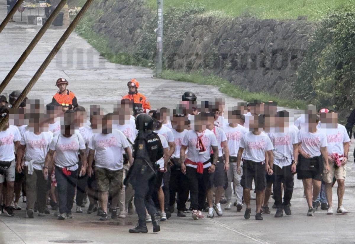 UltrasAccountOF's tweet photo. Ultra Boys camino del estadio. https://t.co/8EMtYvRbC0