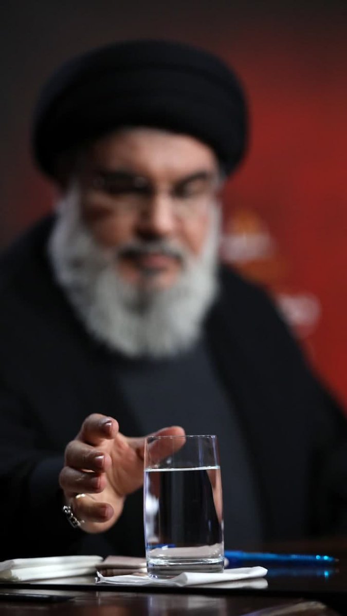 somaye_m1359's tweet photo. پیش از آنکه «دبیرکل حزب‌الله» باشد، انسانی بود که از خانواده‌ای معمولی در لبنان برخاست و مسیر زندگی‌اش را در میان جنگ، تحولات اجتماعی و تحصیل دینی طی کرد.
#سید_مقاومت https://t.co/WbWAqroCXr