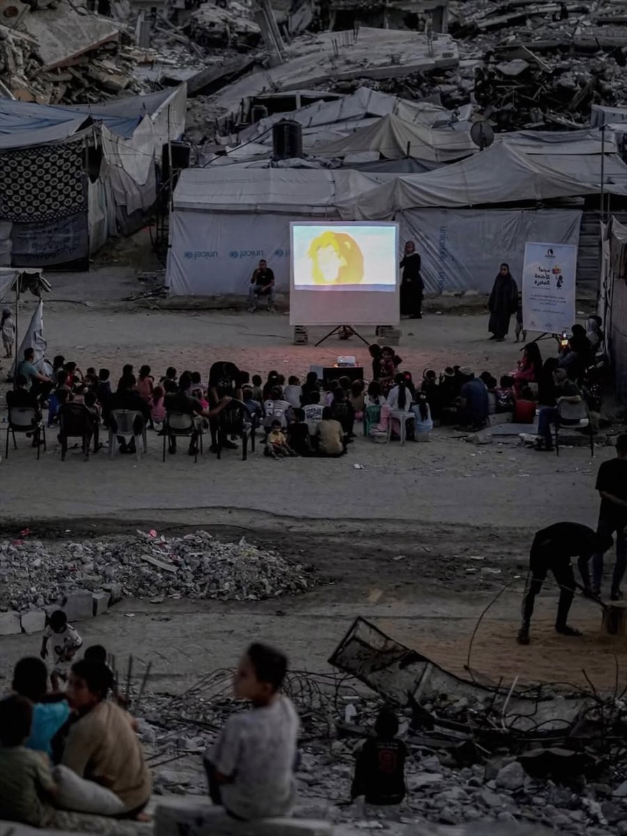 poptime's tweet photo. Registro de crianças de Gaza que se reuniram em meio aos escombros para assistir a "O Rei Leão" viraliza. 🥹 https://t.co/aTrkHn55sl