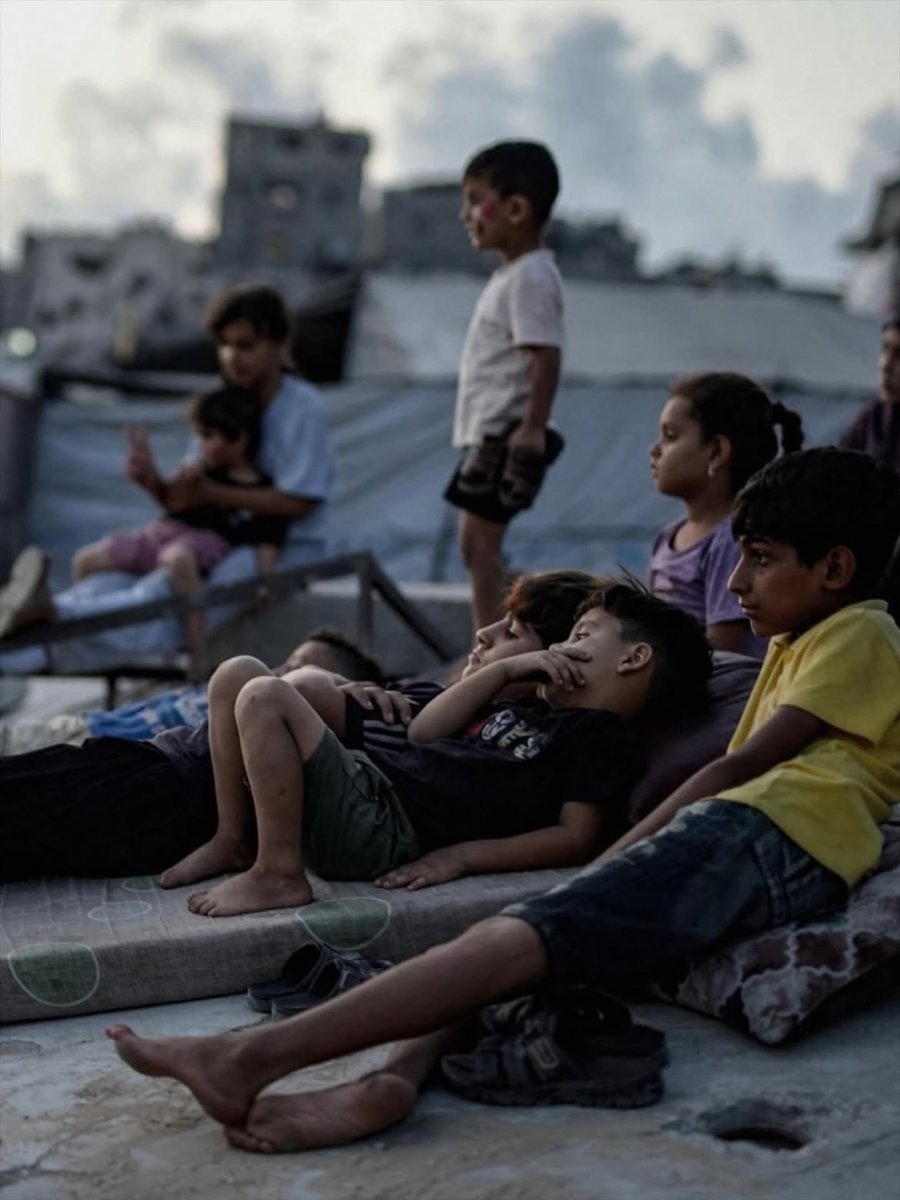 poptime's tweet photo. Registro de crianças de Gaza que se reuniram em meio aos escombros para assistir a "O Rei Leão" viraliza. 🥹 https://t.co/aTrkHn55sl