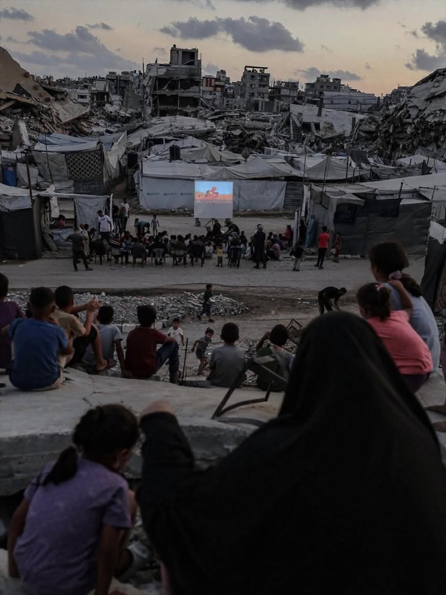 poptime's tweet photo. Registro de crianças de Gaza que se reuniram em meio aos escombros para assistir a "O Rei Leão" viraliza. 🥹 https://t.co/aTrkHn55sl