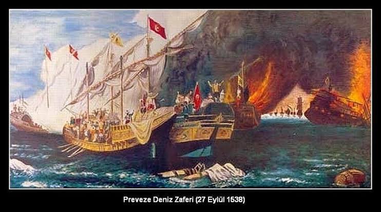 mustafaozarslnn's tweet photo. Deniz ufkunda bu top sesleri nerden geliyor?
Barbaros,belki, donanmayla seferden geliyor!
Adalardan mı? Tunus'dan mı, Cezayir'den mi?
Hür ufuklarda donanmış iki yüz pare gemi
Yeni doğmuş aya baktıkları yerden geliyor;
O mübarek gemiler hangi seferden geliyor? 

#PrevezeDenizZaferi