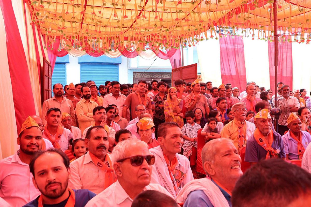 tejpalnagarMLA's tweet photo. आज दादरी विधानसभा के अंतर्गत संजय एनक्लेव एवं सनी एनक्लेव में आयोजित जनसंवाद कार्यक्रम के दौरान क्षेत्रवासियों से आत्मीय मुलाकात कर उनकी समस्याओं, सुझावों एवं अपेक्षाओं को सुना।

जनता से सीधा संवाद ही जनसेवा की सबसे मजबूत कड़ी है। क्षेत्र के विकास एवं जनहित के कार्यों के लिए निरंतर प्रयासरत हूँ।

आपका विश्वास, मेरी शक्ति। #MLADadri