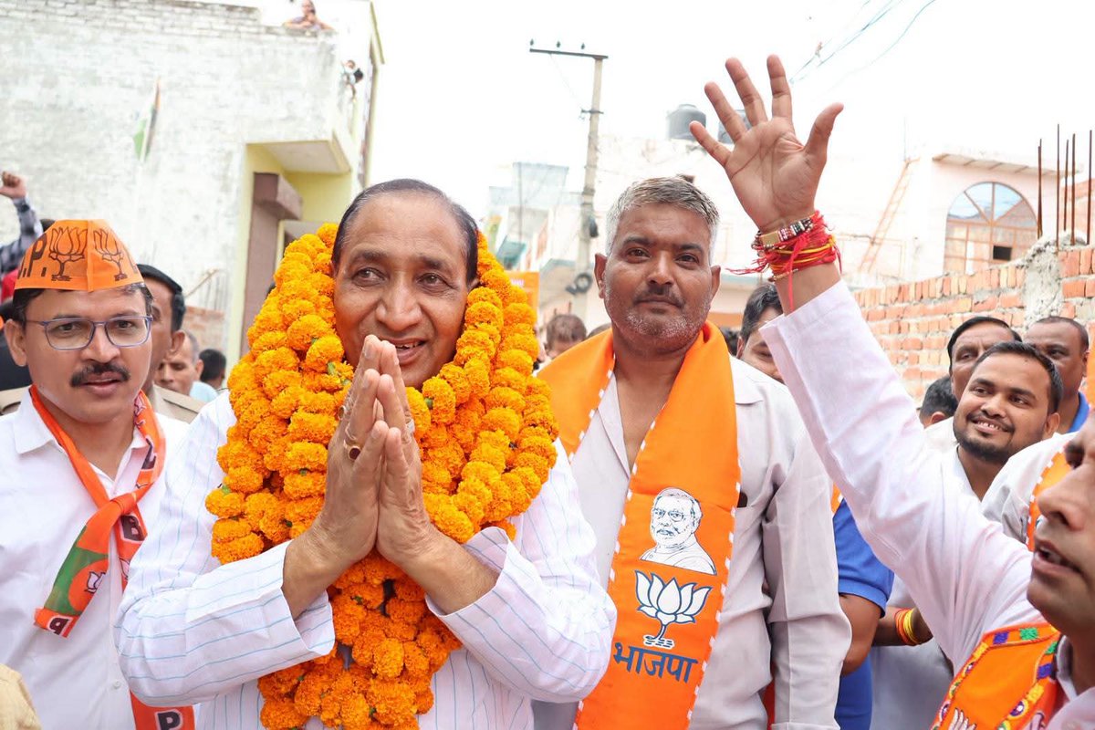 tejpalnagarMLA's tweet photo. आज दादरी विधानसभा के अंतर्गत संजय एनक्लेव एवं सनी एनक्लेव में आयोजित जनसंवाद कार्यक्रम के दौरान क्षेत्रवासियों से आत्मीय मुलाकात कर उनकी समस्याओं, सुझावों एवं अपेक्षाओं को सुना।

जनता से सीधा संवाद ही जनसेवा की सबसे मजबूत कड़ी है। क्षेत्र के विकास एवं जनहित के कार्यों के लिए निरंतर प्रयासरत हूँ।

आपका विश्वास, मेरी शक्ति। #MLADadri