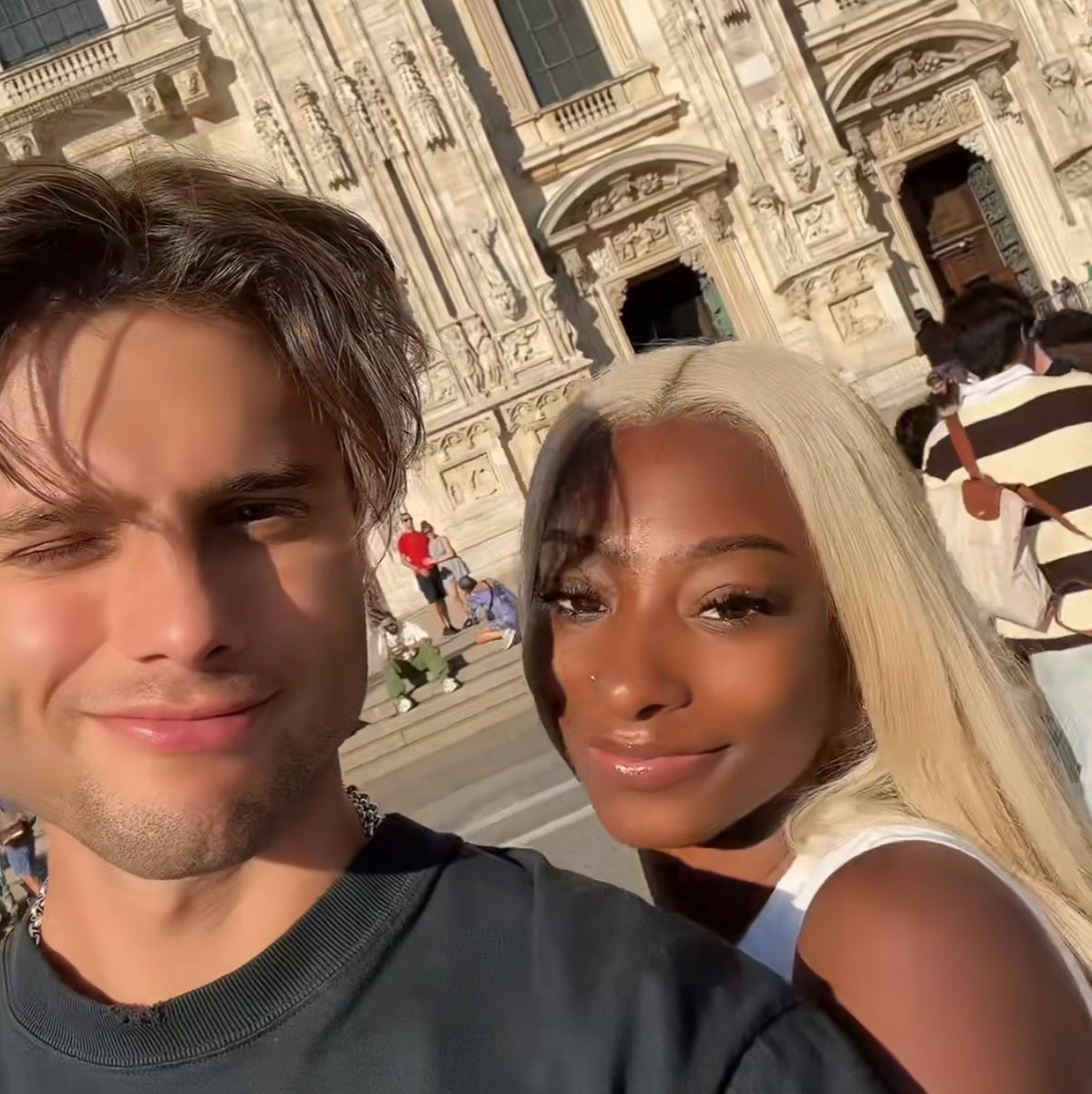 doelikedoll's tweet photo. lovebirds in milan 💞 https://t.co/yI3yo99MLq