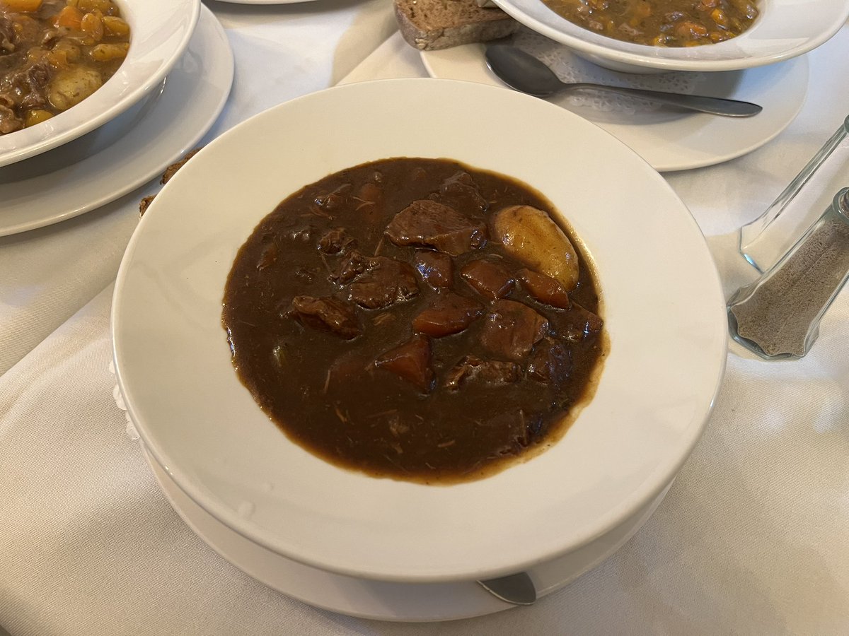 tabidouga810's tweet photo. ダブリン🇮🇪にあるO'Sheas Restaurantで名物ギネスビーフシチューに挑戦

ダブリン空港でレンタカーを返却し、ダブリン市内に戻ってきた。口コミでダブリン市内で最もコスパの良いお店と聞き入店。

Guinness Beef Stew 19.95€+10%のサービス料で21.95€(4,072円)を注文。3人以下ならサービス料無し。 https://t.co/K3fDW1xFAA
