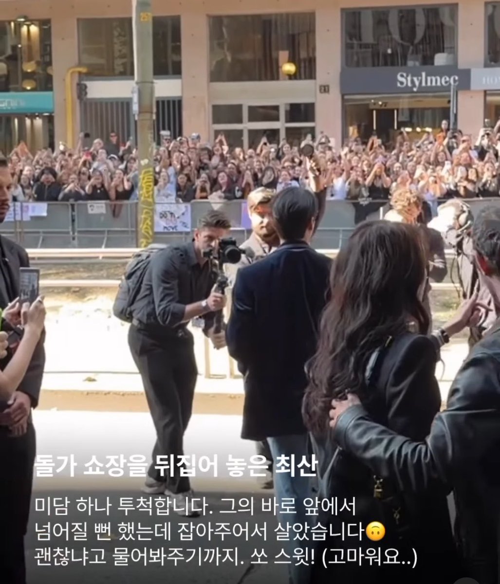 ATEEZITALY_'s tweet photo. Reporter di cosmopolitan korea:
“#ChoiSan che ha mandato in delirio la sfilata di @dolcegabbana . Vi racconto anche un piccolo aneddoto carino: stavo quasi per cadere proprio davanti a lui, ma mi ha afferrata e mi ha salvat* 😭 Mi ha persino chiesto se stessi bene. Che dolce” https://t.co/AVPpThNlMB