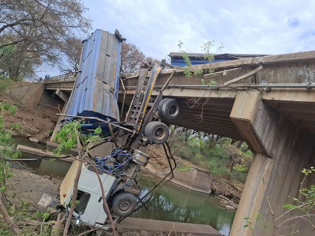 AVMedia_za's tweet photo. BREAKING | TRUCK CRASHES OFF BRIDGE IN LIMPOPO

A side tipper truck has crashed off a bridge along the D1296 between the R555 and R37 in Limpopo.

The truck’s rear trailer remains on the bridge, while part of the vehicle is left hanging over the river below.

#AfricanVibeMedia #BreakingNews #Limpopo #TruckCrash #RoadAccident #D1296 #RoadSafety