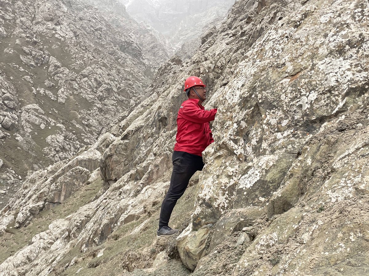 ASpirin1069s's tweet photo. [In geological fieldwork, we identified cone, depression, terrain features that fit survey criteria!] https://t.co/NvCWFJgp7E