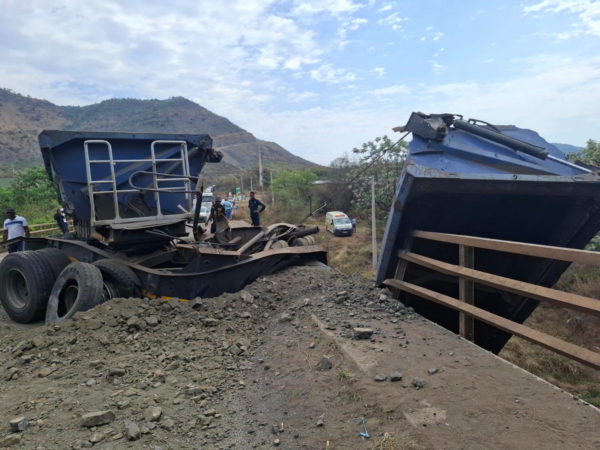 AVMedia_za's tweet photo. BREAKING | TRUCK CRASHES OFF BRIDGE IN LIMPOPO

A side tipper truck has crashed off a bridge along the D1296 between the R555 and R37 in Limpopo.

The truck’s rear trailer remains on the bridge, while part of the vehicle is left hanging over the river below.

#AfricanVibeMedia #BreakingNews #Limpopo #TruckCrash #RoadAccident #D1296 #RoadSafety