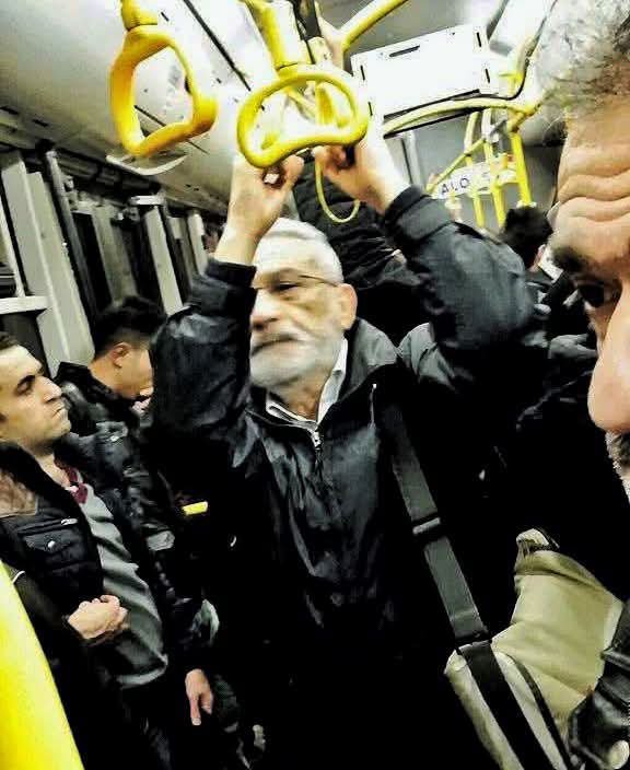 mithatkaya4's tweet photo. Biz şehir ahalisi,üstü çizilmiş kişiler
Kalırız orda senetler,ahizeler ve tren tarifesiyle
Kimbilir kimden umarız emr-i b’il-ma’ruf
Kimbilir kimden umarız neyh-i ani’l-münker
Bize yalnız oğulları asılmış bir kadının
Memeleri ve boynu itimat telkin eder..... https://t.co/UHYcSjLa0P