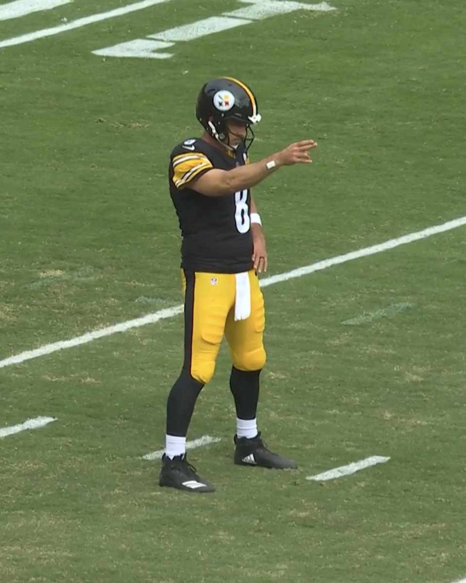 steelers's tweet photo. That way 👉 https://t.co/9Yo3U3QVLz