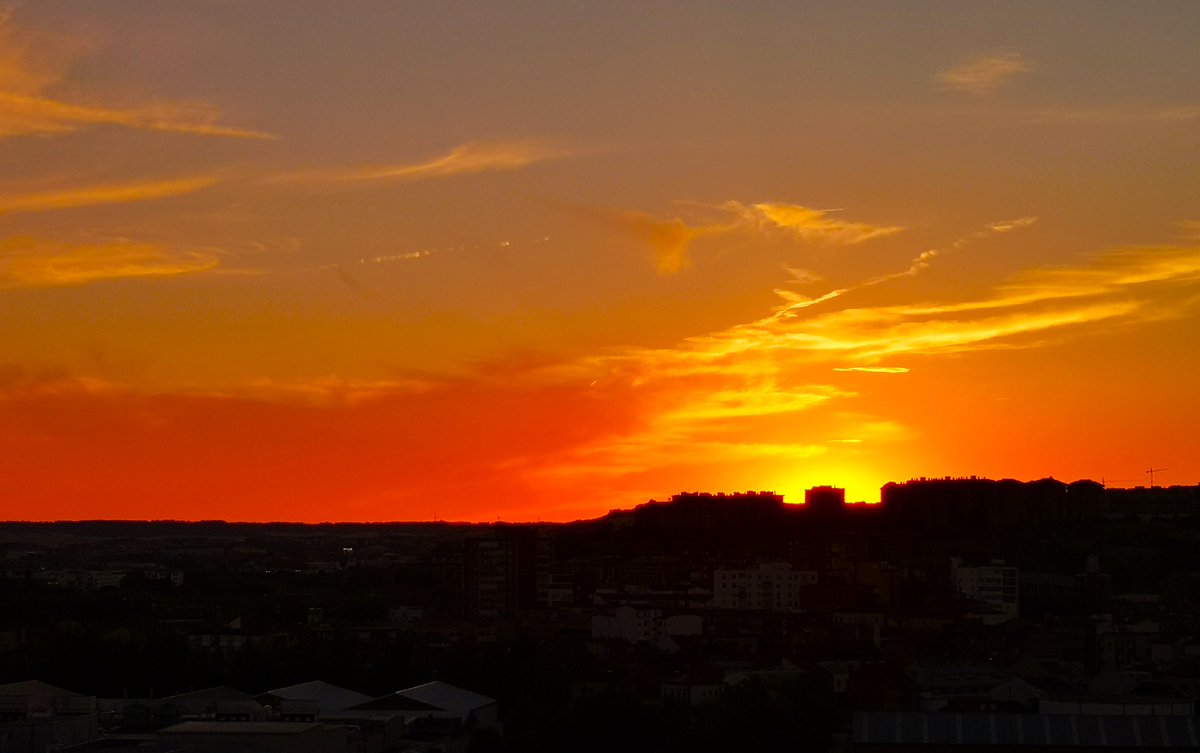 pedro_ojeda's tweet photo. Algún atardecer se vaciarán nuestras ciudades, uno como este de hoy, lleno de rojos inciertos. Si ya estamos en guerra, cuántas de nuestras casas lo serán dentro de unos meses:
https://t.co/3pMv9MBp7G https://t.co/f4k0IKsnpK