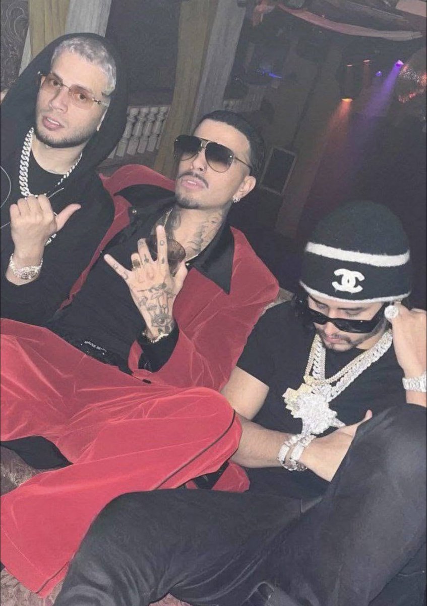 rauwnomeconoce's tweet photo. extraño el look de mafioso italiano de rauw https://t.co/eTbYcReOyA