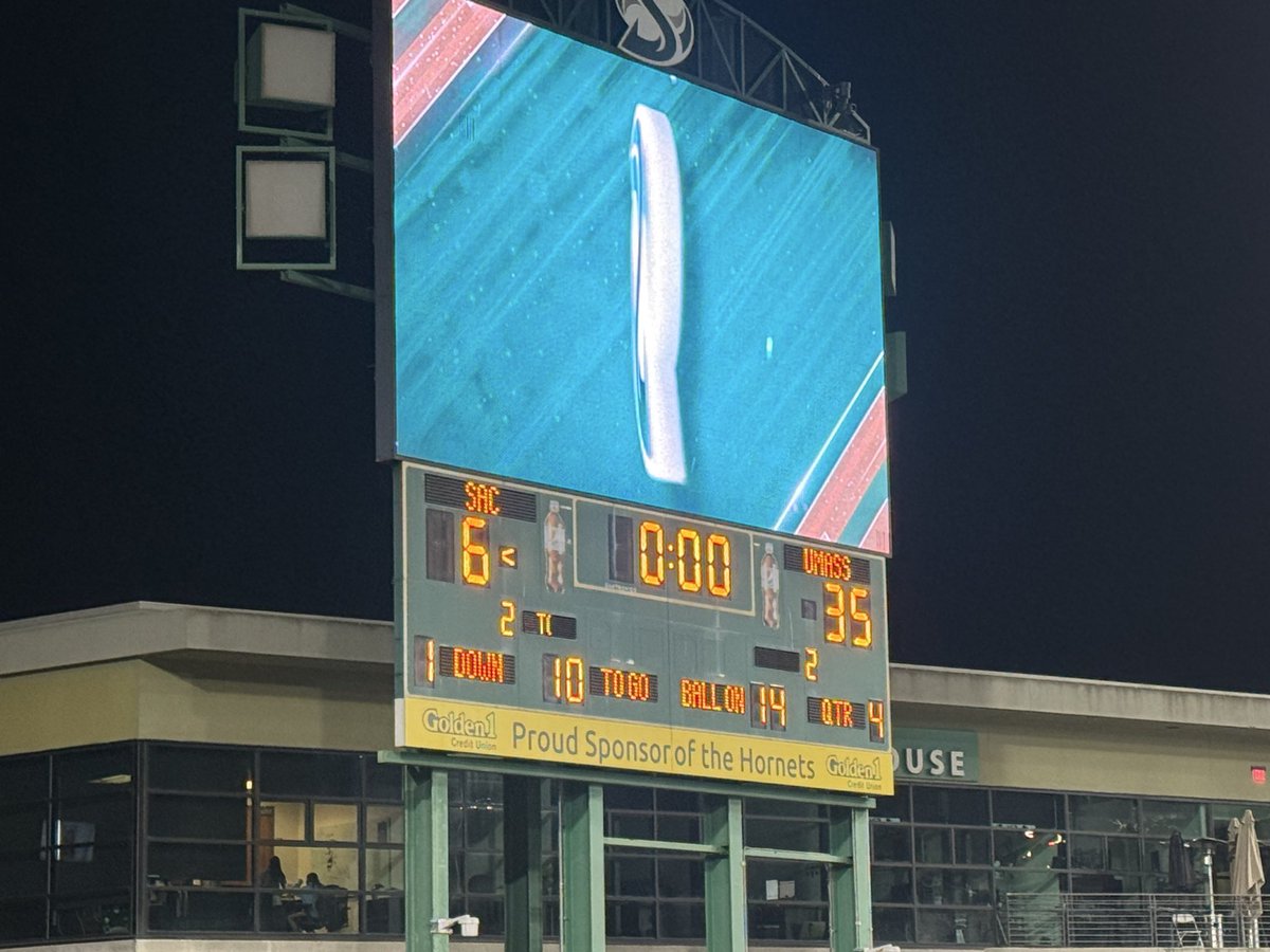 5CollegeMovers's tweet photo. What a WIN for @UMassFootball...honor to be in year 15 serving as the #officialmovers for the program...keep it rolling! π π #goUMass https://t.co/pGLmmQUvoQ