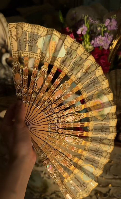lavieestbelIe's tweet photo. Antique fans >> https://t.co/loqmhWdoyZ