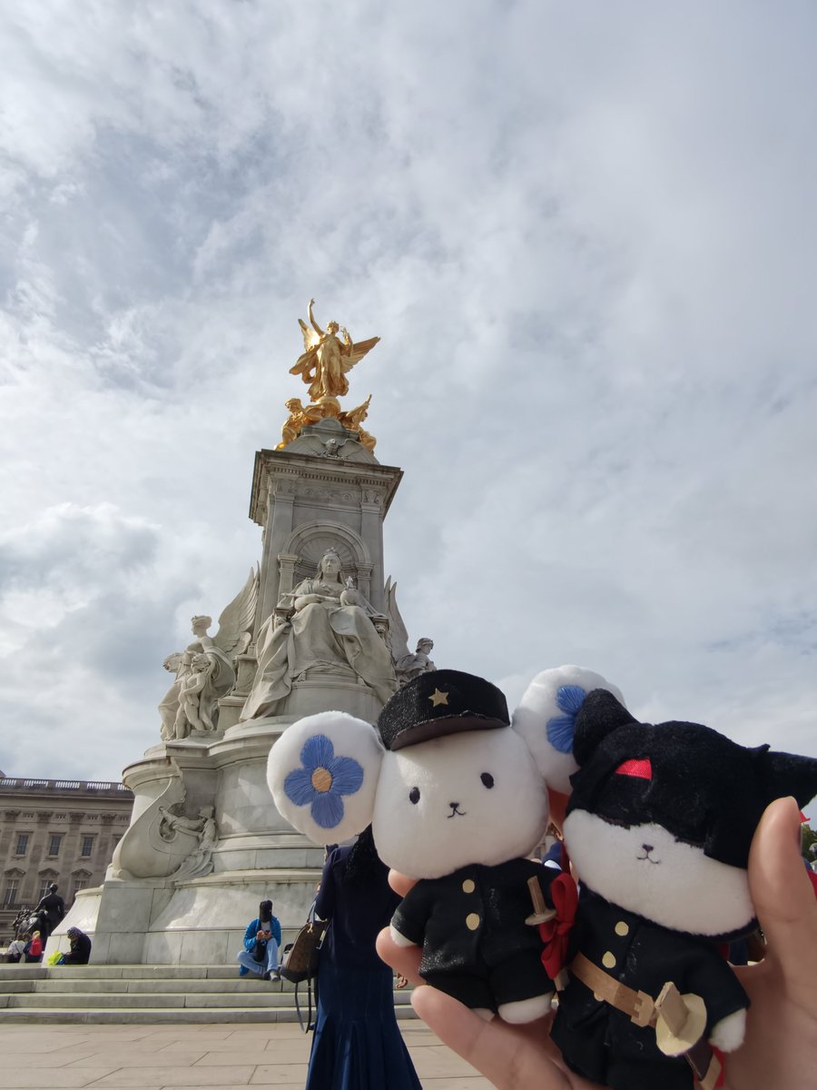 fishromances's tweet photo. pawtners tearing up the streets of london! https://t.co/0AU1NmhGyu