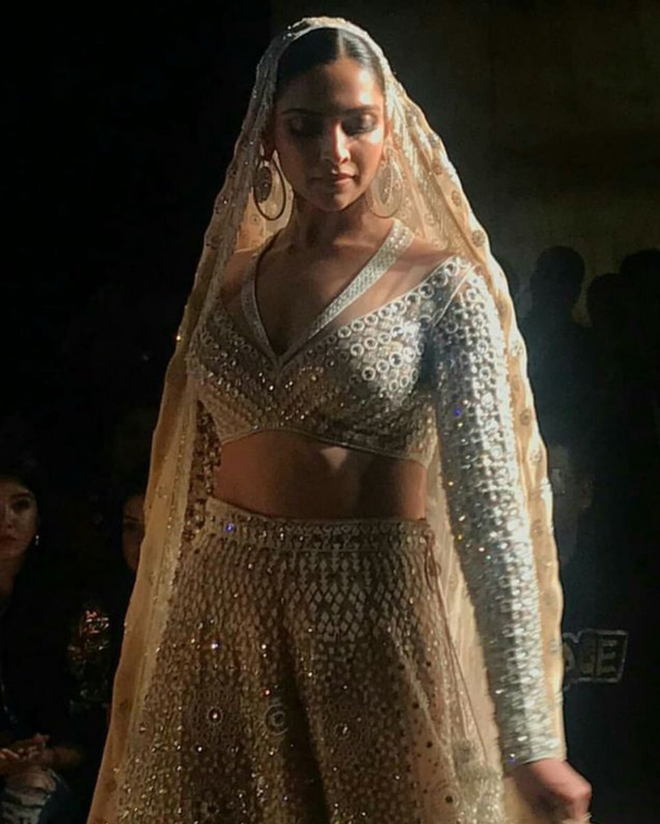 jviciouslady's tweet photo. Mother always slayed ✨
#DeepikaPadukone https://t.co/3wBHFdwL0T