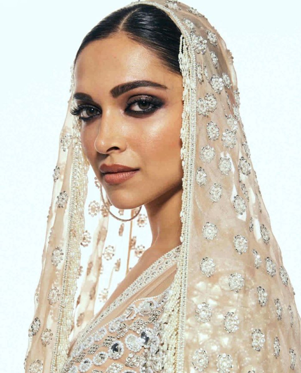 jviciouslady's tweet photo. Mother always slayed ✨
#DeepikaPadukone https://t.co/3wBHFdwL0T