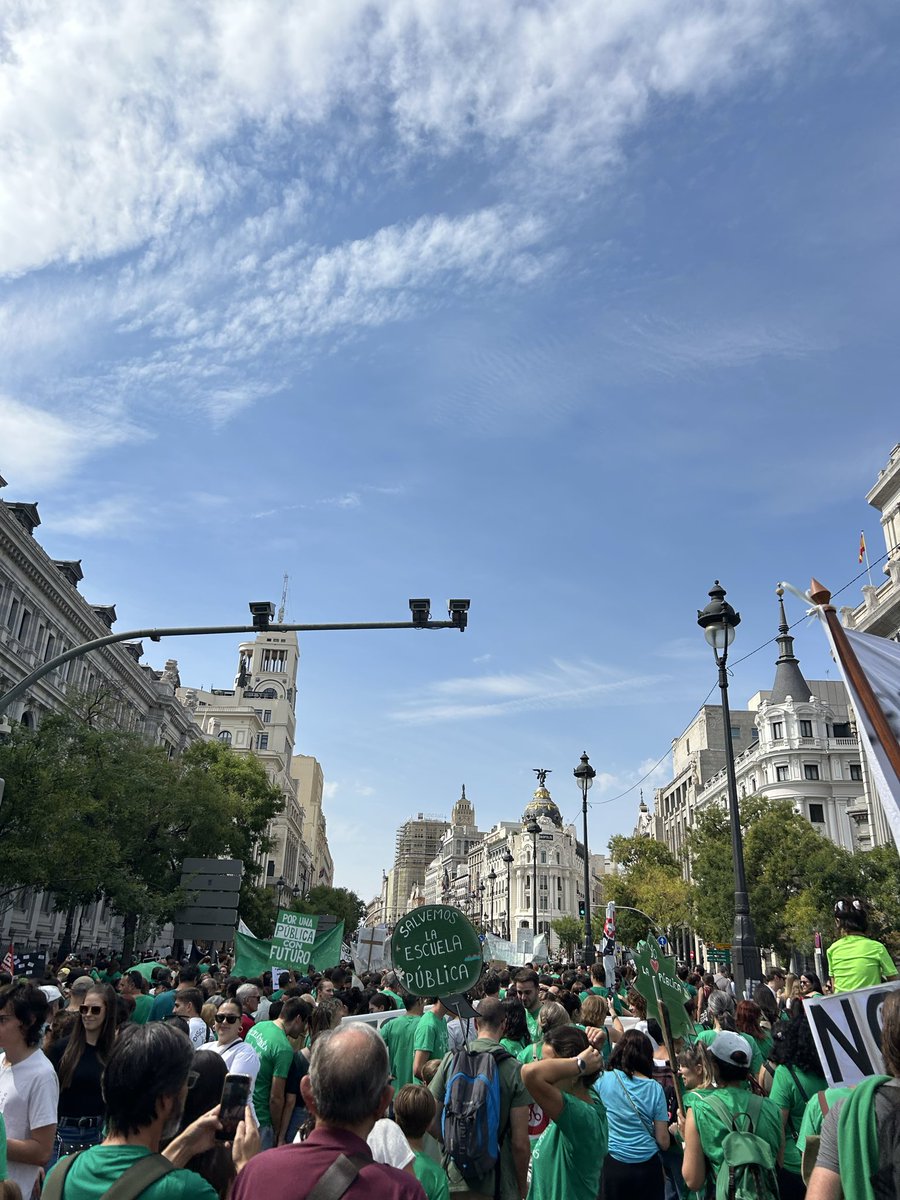 CarlaM_94's tweet photo. La profe luchando también está enseñando 💚 #EducaciónPública https://t.co/nZDH9rfn4T