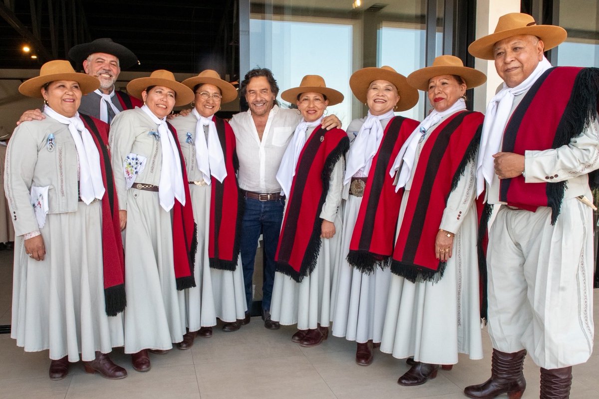 GustavoSaenzOK's tweet photo. 80 años manteniendo viva nuestra historia, nuestras tradiciones y el legado del General Martín Miguel de Güemes.

Acompañé a la Agrupación Tradicionalista de Salta Gauchos de Güemes en este aniversario tan especial, junto a familias gauchas y fortines de toda la provincia.

El coraje, el patriotismo y el amor por nuestra tierra que nos legaron Güemes y sus gauchos siguen presentes en cada fortín que, con orgullo, mantiene vivas nuestras raíces y tradiciones.