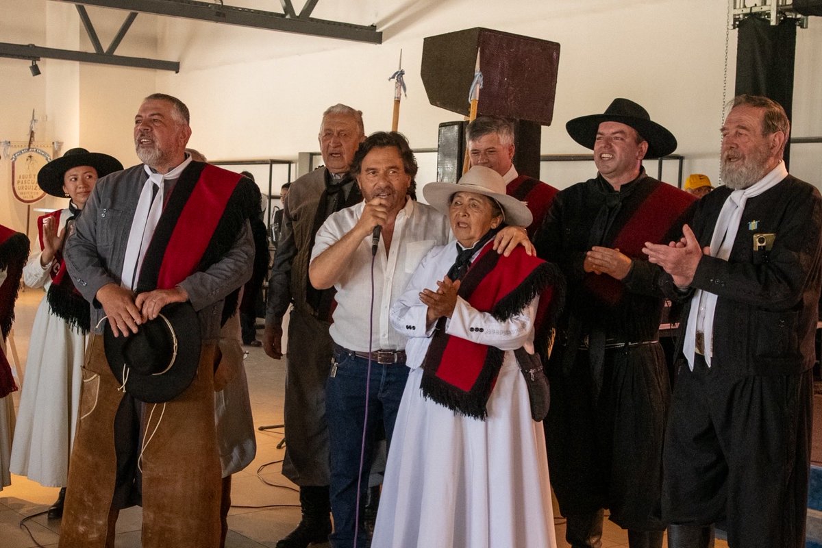 GustavoSaenzOK's tweet photo. 80 años manteniendo viva nuestra historia, nuestras tradiciones y el legado del General Martín Miguel de Güemes.

Acompañé a la Agrupación Tradicionalista de Salta Gauchos de Güemes en este aniversario tan especial, junto a familias gauchas y fortines de toda la provincia.

El coraje, el patriotismo y el amor por nuestra tierra que nos legaron Güemes y sus gauchos siguen presentes en cada fortín que, con orgullo, mantiene vivas nuestras raíces y tradiciones.
