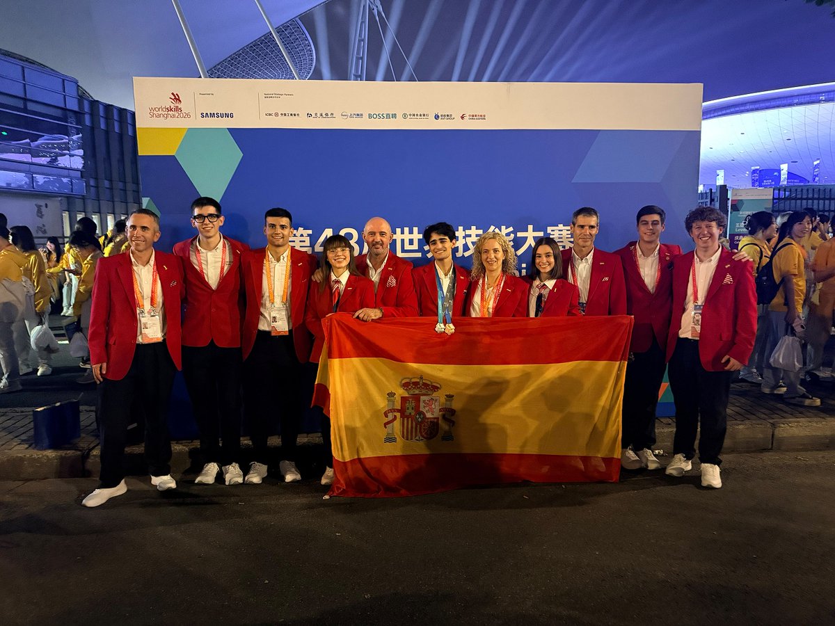 educaciongob's tweet photo. 👏👏👏¡Enhorabuena a nuestra delegación en las olimpiadas de la FP de Shanghái de #WorldSkills2026 por el excelente resultado!

¡Una medalla de bronce en Tecnología de la Moda para Juan García Ortiz, del @IESbPC de Murcia, y cinco medallas de excelencia!

https://t.co/RhkDAWBowP https://t.co/KIIsRWMbAe