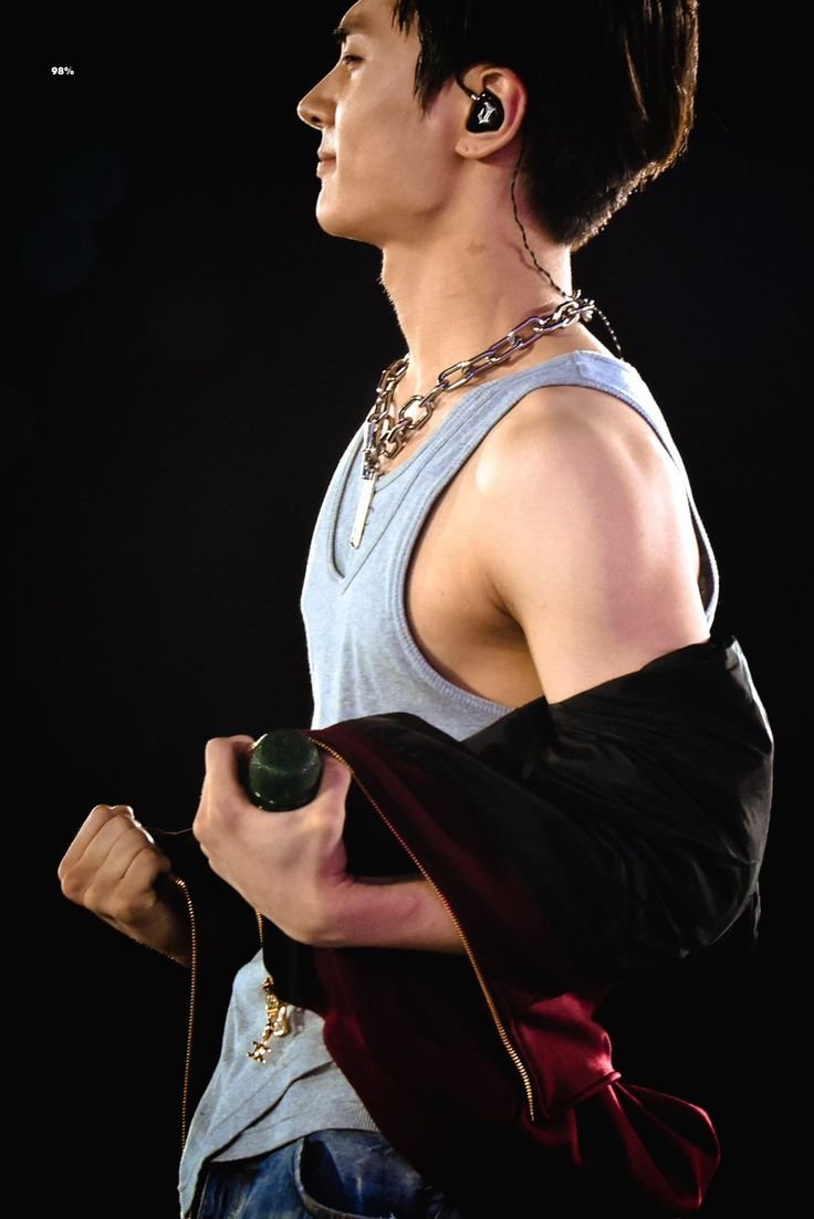 popochinoooo's tweet photo. Can we all please talk about Jay's biceps???????!!!!!!!! https://t.co/CsQJzqSujc
