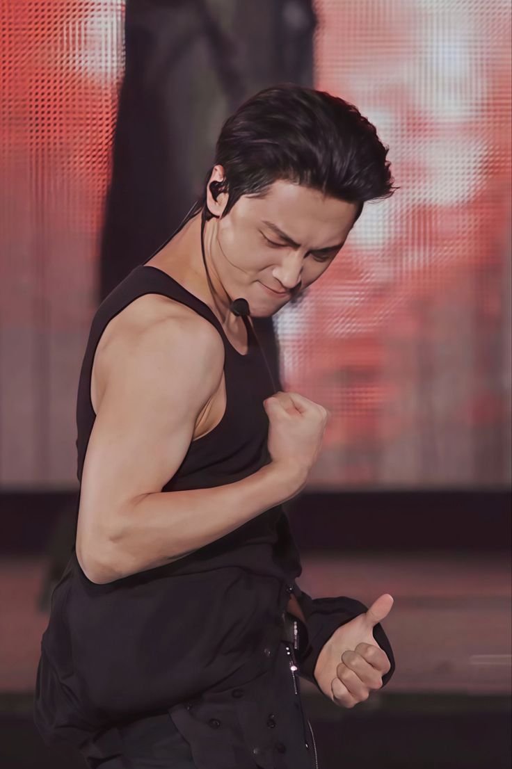 popochinoooo's tweet photo. Can we all please talk about Jay's biceps???????!!!!!!!! https://t.co/CsQJzqSujc