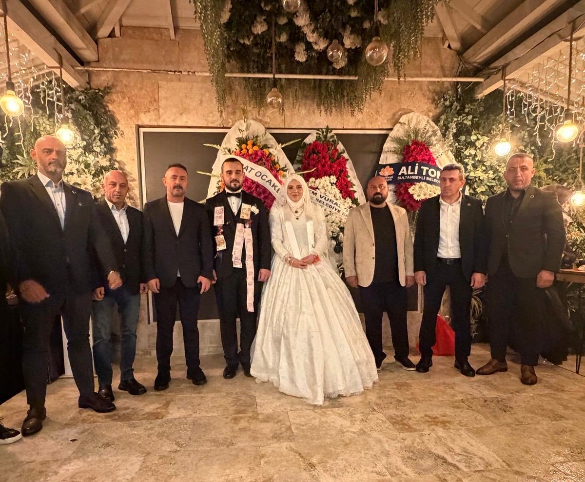 mhpbeykoz's tweet photo. İlçe Başkanımız Mehmet GÜNDOĞDU, İlçe Sekreterimiz Mehmet ÇÜRÜKSU, Belediye Meclis Üyemiz Bülent GÖKDAĞ, İlçe Başkan Yardımcılarımız Murat TURAN, Önder GEÇİR, Yakup Kadri YILMAZ ve İlçe Yöneticimiz Görkem AKMAN; Cumhuriyetköy Muhtarımız Murat COKER, İshaklı Muhtarımız Ali CİNEL ile birlikte Beykoz’un iş ve spor camiasının değerli ismi gönül dostumuz Selim ŞİMŞEK’in yeğeninin nikâh merasimine katılım sağladılar. 

Genç çifte iki cihân saadeti dileriz. 

@BBvolkanyilmaz 
@_MHPistanbul_ 
@CamurMehmet123 
@mehmetgndogdu1