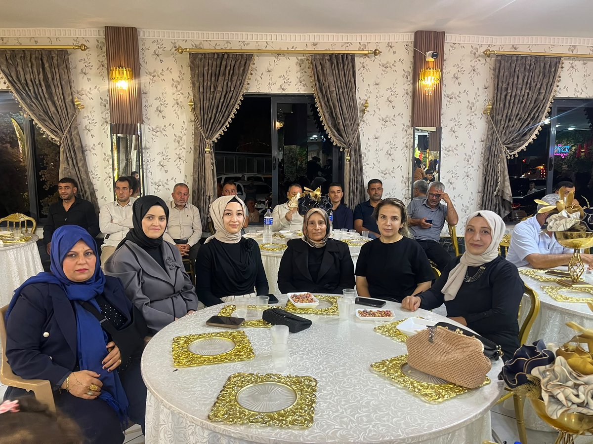 Aknizipkadinkol's tweet photo. Ak parti Nizip İlçe Başkanımız Sayın Fatih Altunses, Karkamış Kadın Kolları Başkanımız Sayın Fidan Akar, Nizip Kadın Kolları Başkanımız Sayın Rabia Günbay ve yönetim kurulu üyelerimizle birlikte Meryem&amp;Sinan çiftinin düğün törenine katıldık. @tugbaisikercan @fmfedaioglu https://t.co/hDMHDv1u3v