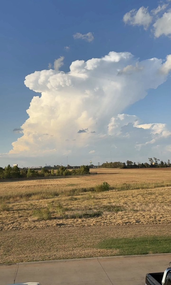Michael__2819's tweet photo. A lone silhouette under a wide open sky. Days like this hit different. 🤠 https://t.co/uqiL1cI3qL