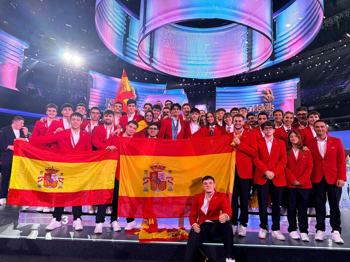educaciongob's tweet photo. 👏👏👏¡Enhorabuena a nuestra delegación en las olimpiadas de la FP de Shanghái de #WorldSkills2026 por el excelente resultado!

¡Una medalla de bronce en Tecnología de la Moda para Juan García Ortiz, del @IESbPC de Murcia, y cinco medallas de excelencia!

https://t.co/RhkDAWBowP https://t.co/KIIsRWMbAe