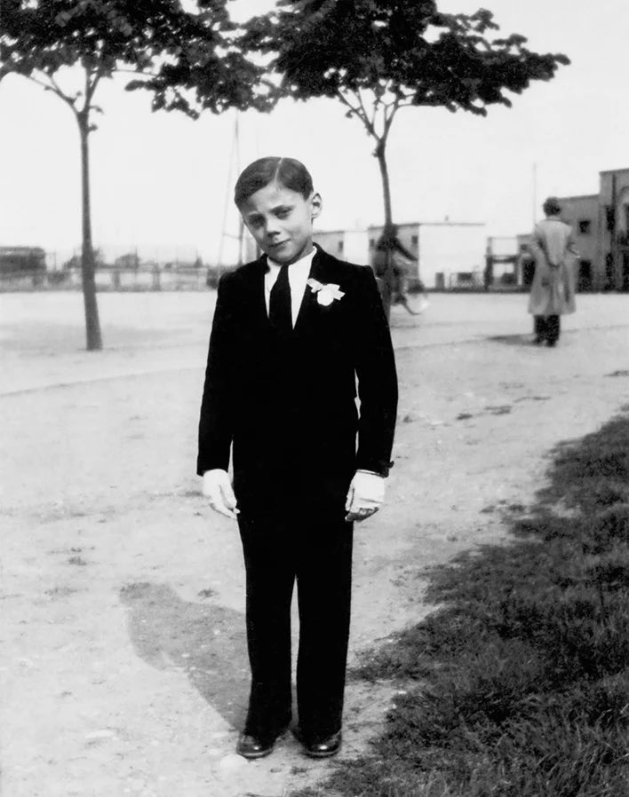 rebecamaccise's tweet photo. Silvana Armani encontró una foto de la Primera Comunión de su tío Giorgio Armani, tomada en 1942, y recreó el traje para la colección Giorgio Armani SS27. Muero de amor 🫠🥹 https://t.co/rgOQ0fI3Gc