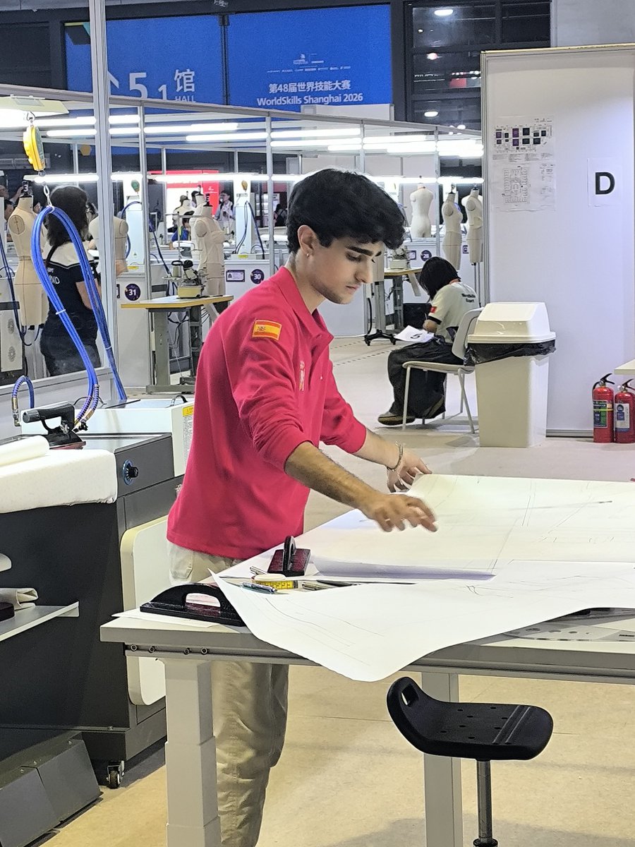 educaciongob's tweet photo. 👏👏👏¡Enhorabuena a nuestra delegación en las olimpiadas de la FP de Shanghái de #WorldSkills2026 por el excelente resultado!

¡Una medalla de bronce en Tecnología de la Moda para Juan García Ortiz, del @IESbPC de Murcia, y cinco medallas de excelencia!

https://t.co/RhkDAWBowP https://t.co/KIIsRWMbAe